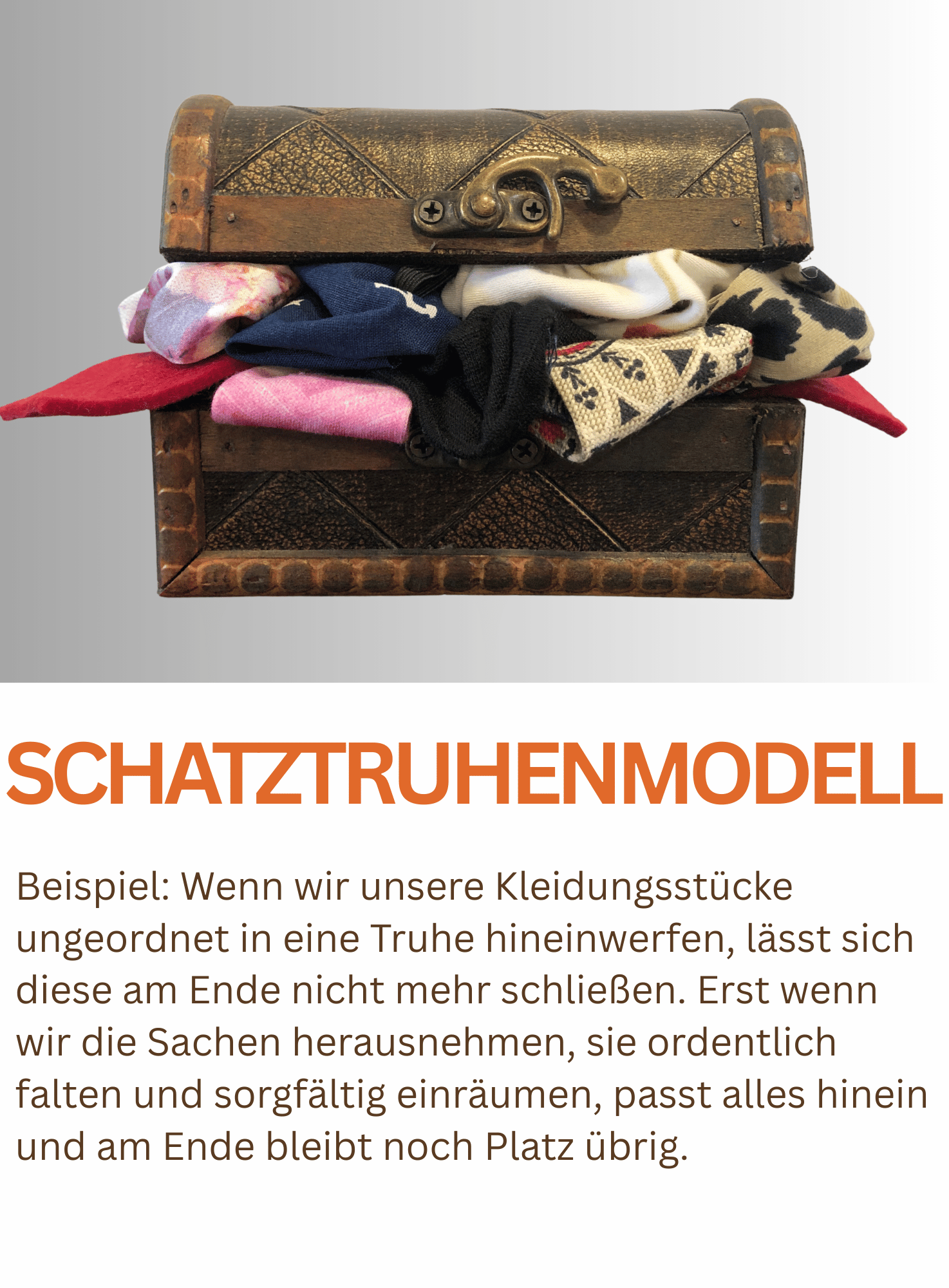 Zeigt eine Wäschetruhe, die vollgestopft mit Kleidungstücken ist. Die Angaben aller Bildquellen erfolgen der Einfachheit halber ausführlich im Impressum.